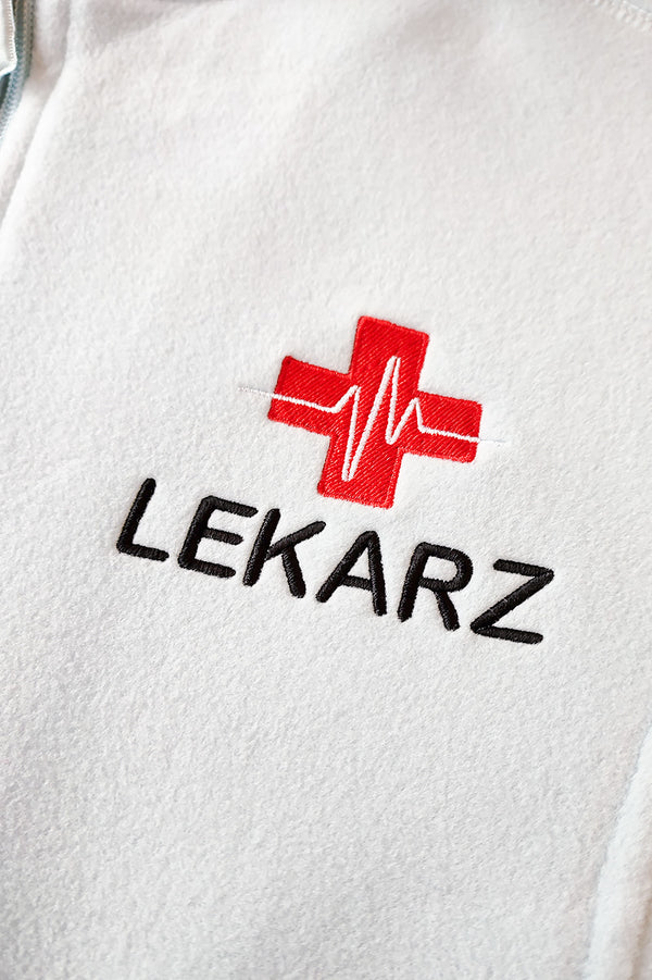 Výšivka DOCTOR na hrudi a zádech