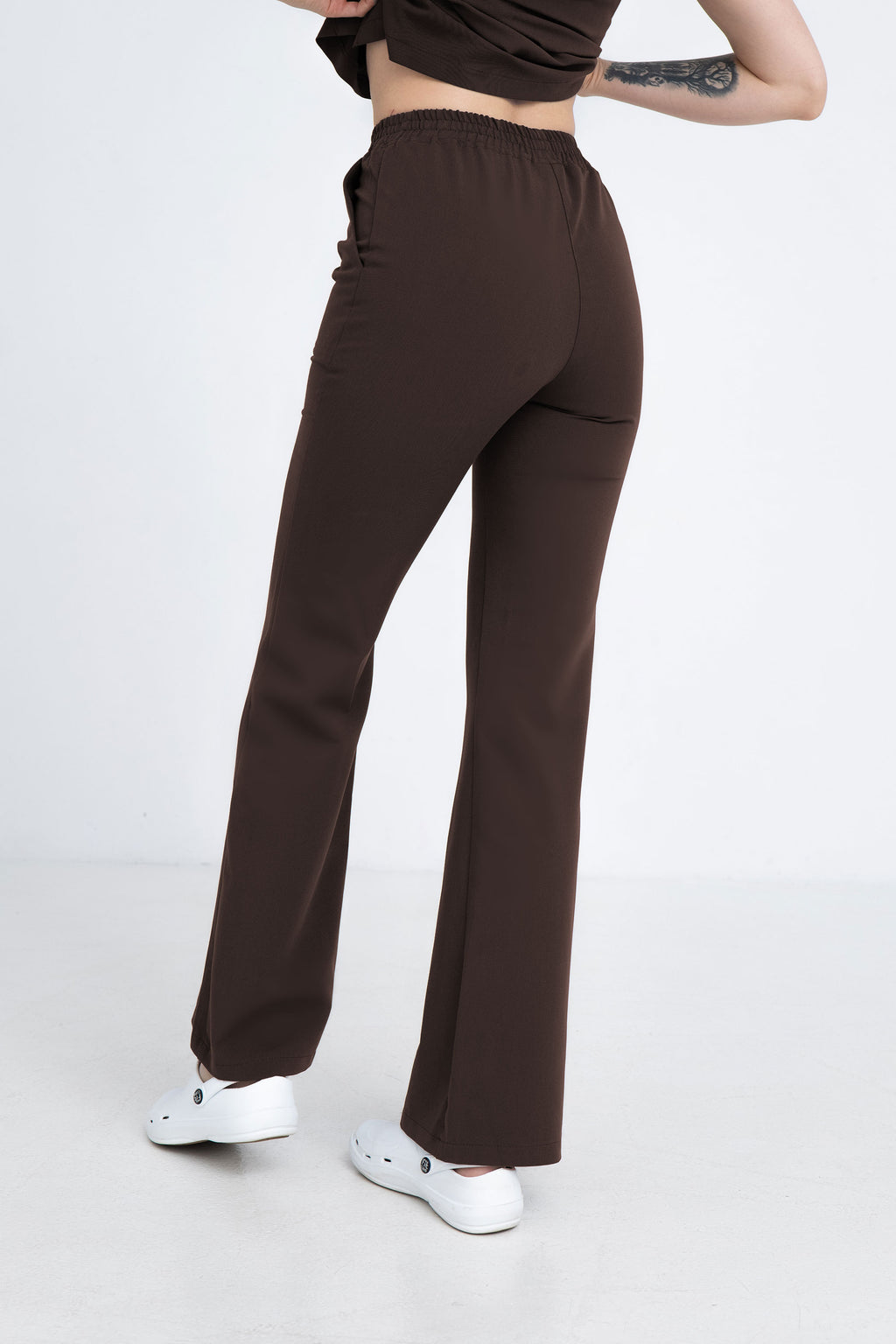 Medyczne spodnie damskie dzwony - kolor choco