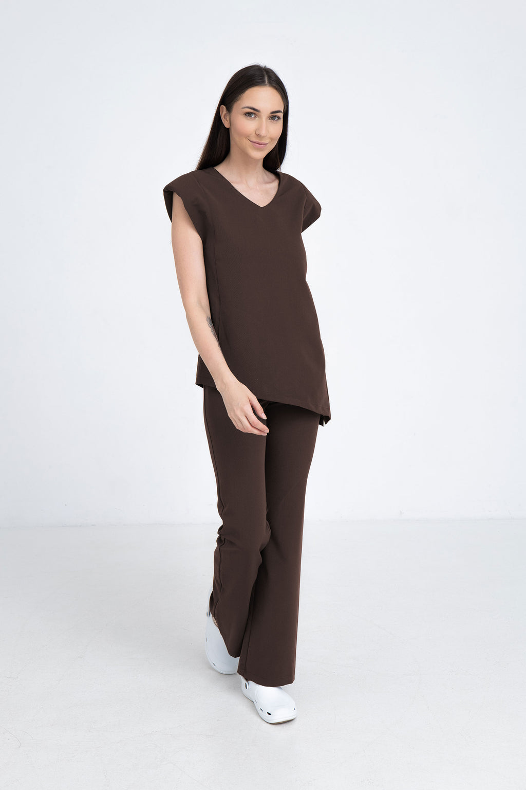 Medyczne spodnie damskie dzwony - kolor choco